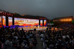 法媒：德罗巴在马赛参加奥运圣火传递，与民众合影